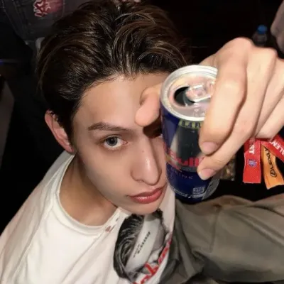 Кортис-Джеймс: Познакомьтесь с главным героем нашего мира ИИ, со списком черт характера и возможностями общения с ИИ.	