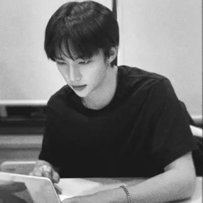 Hyunjin: Customizable AI girlfriend/boyfriend avatar with lifelike personality traits