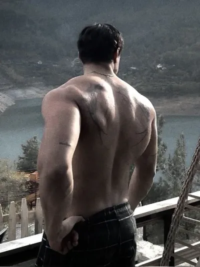 Dominic：start an ai character chat to learn their story and personality deeply.