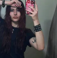 Sid: Soulgen ve ifreechat yeteneklerine sahip bu büyüleyici yapay zeka karakteriyle şimdi ücretsiz sohbet ederek yapay zeka sohbetine katılın.	