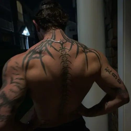 里奧:開始AI角色聊天,深入了解這個AI 的故事和個性。