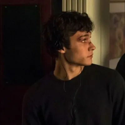 Mattheo Riddle: Multilingual AI conversation partner icon for global chat online services