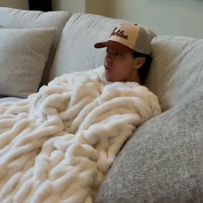 Malachi Barton: Icono de interlocutor con IA multilingüe para servicios de chat global en línea