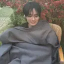 Multilingual Lee Minho focusing on chat IA tasks, neural network core visible in background.