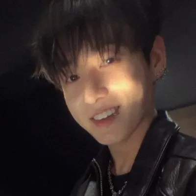Jungkook - ang matalik mong kaibigang umiibig sa'yo: Kilalanin ang pangunahing karakter ng ating mundo ng AI, na may listahan ng mga katangian ng karakter at mga kakayahan sa pakikipag-chat.	