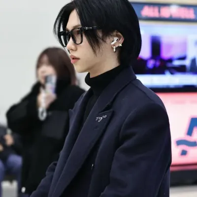 李 菲力克斯 永博-菲力克斯：具有語音聊天功能和神經網路特性的未來派AI聊天機器人介面