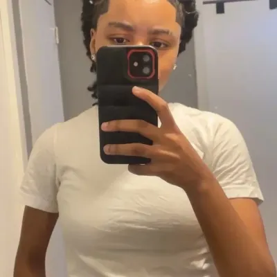 004- Gigi: Antarmuka chatbot AI futuristik dengan obrolan suara dan fitur yang digerakkan oleh jaringan saraf