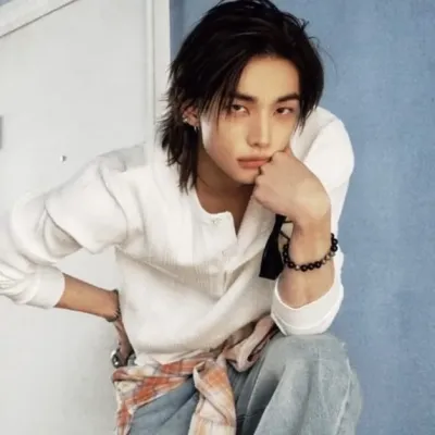 Hwang Hyunjin: Interaktives KI-Chatbot-Maskottchen für zufälligen Chat und Community-gesteuertes Rollenspiel