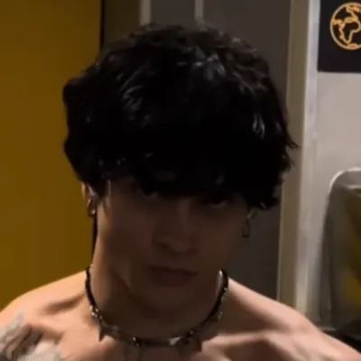 Zarek - BL - BG: Conheça o personagem principal do nosso mundo de IA, com lista de características de personagem e recursos de bate-papo de IA.	