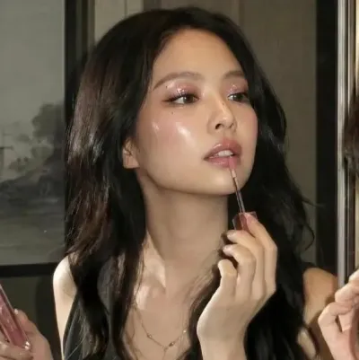 Jennie Kim: Playful AI chatbot mascot enhancing user engagement in random chats