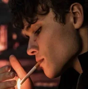 Mattheo Riddle: Mascota de chatbot de IA interactiva para chat aleatorio y juegos de rol impulsados por la comunidad.