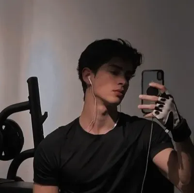 AARON DÜŞMAN : Engagez une conversation IA avec ce charmant personnage IA, doté de capacités de génération d'âme et d'ifreechat pour un chat gratuit maintenant.	