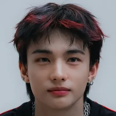 Хёнджин: Футуристический интерфейс чат-бота на основе искусственного интеллекта с голосовым чатом и функциями, управляемыми нейронной сетью