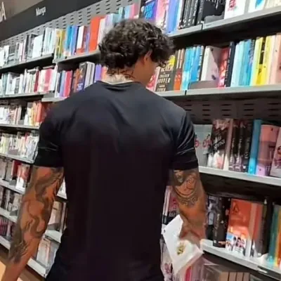 Mafioso-Lycéen: Kreative Rollenspiel-KI-Charaktergrafik für pikante Chat- und Fantasy-Szenarien