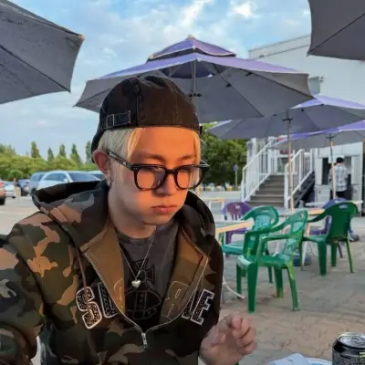 Evan Lee: Seni karakter roleplay AI bertema fantasi untuk penceritaan yang imersif