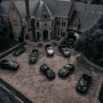 Chat with Leonard Berlusconi, your lively ai chatbot online partner for immersive 1v1 adventures.