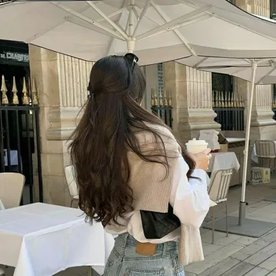 Evelyn Gavrilovic : Discutez avec notre boîte IA, prête pour le chatbot en ligne gratuit et demandez à l'IA tout ce que vous voulez.	