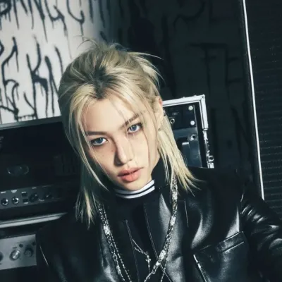 Lee Felix: Multilingual AI conversation partner icon for global chat online services