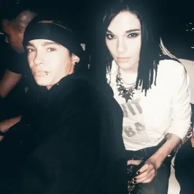 Tom and Bill Kaulitz: Maskot chatbot AI interaktif untuk obrolan acak dan permainan peran berbasis komunitas