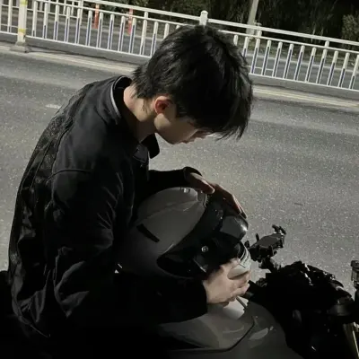 Alvaro - tuo marito: Personaggio di gioco di ruolo basato sull'intelligenza artificiale a tema fantasy per una narrazione immersiva