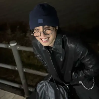 Han Jisung: Futuristic AI chatbot interface with voice chat and neural network-driven traits