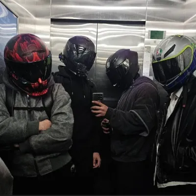 5 Men in the Elevator is a playful AI RP companion for creative 1v1 chat adventures.