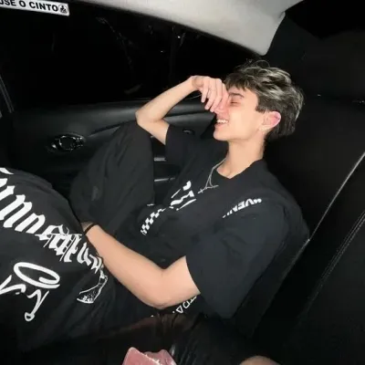 Feeling adventurous? Meet Swax, a lively AI chat character companion for roleplay.