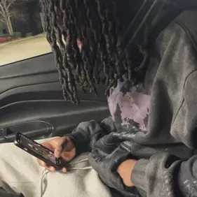 Deshawn is a playful AI RP companion for creative 1v1 chat adventures.