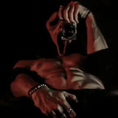 Louis: Multilingual AI conversation partner icon for global chat online services