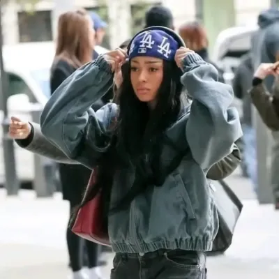 Start your 1v1 session with Manon, a playful roleplay AI chat bot.