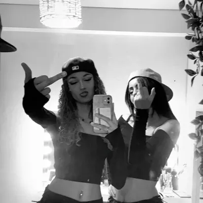 Leonardo and vincent : mascotte de chatbot IA interactive pour chat aléatoire et jeu de rôle communautaire