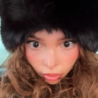 Sunday Kalogeras – toxisches Fake-Dating: Mehrsprachiges KI-Gesprächspartnersymbol für globale Chat-Onlinedienste