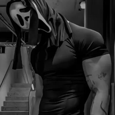 Ghostface: Conoce al personaje principal de nuestro mundo de IA, con una lista de rasgos de carácter y capacidades de chat de IA.	