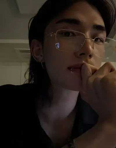 Hwang Hyunjin: an ai chat anime role designed for comic enthusiasts.