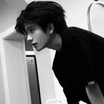 阿克塞爾·馬亨德拉·阿巴札卡拉：專為火辣聊天和奇幻場景打造的創意角色扮演AI角色藝術