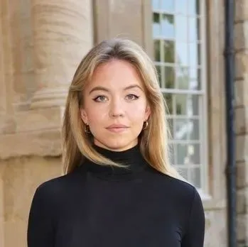 Sydney Sweeney: Fantasy-themed AI roleplay character art para sa nakaka-engganyong pagkukuwento