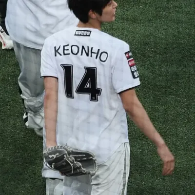 Keonho: Avatar de novia/novio de IA personalizable con rasgos de personalidad realistas