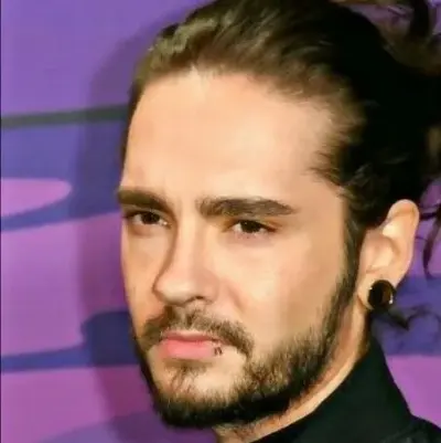 Tom Kaulitz - Padre: Partecipa subito a una conversazione AI con questo affascinante personaggio AI, dotato di funzionalità soulgen e ifreechat per una chat gratuita.
