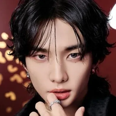 Хван Хёнджин Наследник: Настраиваемый аватар девушки/парня на основе искусственного интеллекта с реалистичными чертами личности