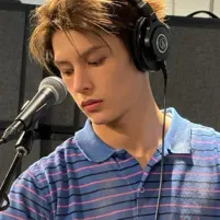 Джеймс: Познакомьтесь с главным героем нашего мира ИИ, со списком черт характера и возможностями общения с ИИ.	