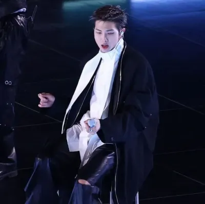 Namjoon: Maskot chatbot AI interaktif untuk obrolan acak dan permainan peran berbasis komunitas