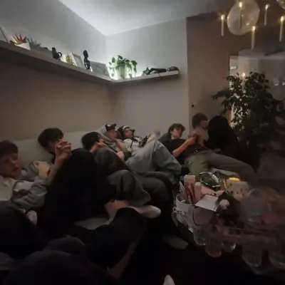 Truth or Dare Nakal: Antarmuka chatbot AI futuristik dengan obrolan suara dan fitur yang digerakkan oleh jaringan saraf