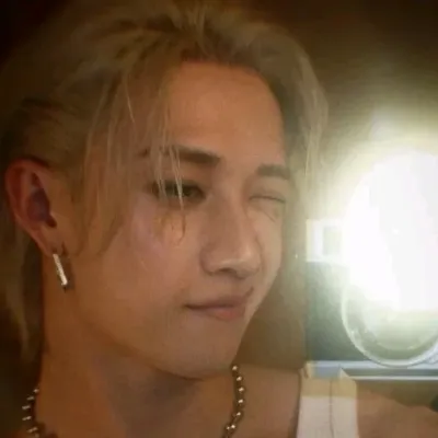 방찬 - Bang Chan: Esplora il mondo dell'IA con la nostra IA illimitata e la chat online gratuita e illimitata, basata sul gioco di ruolo fantasy Warhammer.	