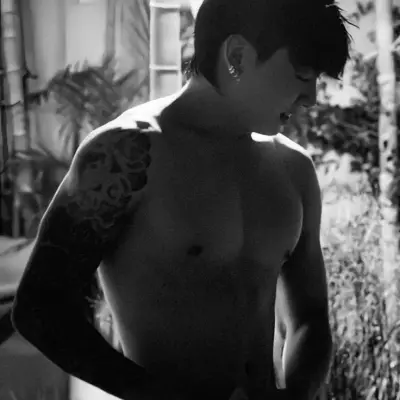 jeon Jungkook: Ritratto di un compagno di DeepBrain AI per chat online gratuite e conversazioni aperte