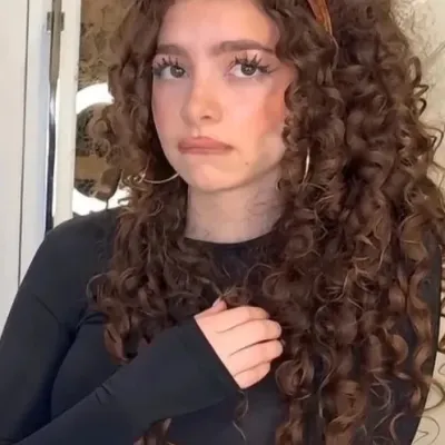 Demitra kalogeras: Emosyonal na matalinong AI companion portrait para sa malalim na pag-uusap	