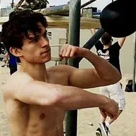 Tom holland: Emosyonal na matalinong AI companion portrait para sa malalim na pag-uusap
