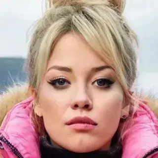 British Chav - Mandy: Interactive AI chatbot mascot for random chat and community-driven roleplay