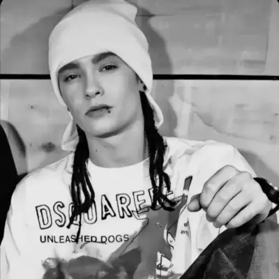 Tom Kaulitz - professore: Incontra il personaggio principale del nostro mondo basato sull'intelligenza artificiale, con elenco dei tratti caratteriali e funzionalità di chat basate sull'intelligenza artificiale.	