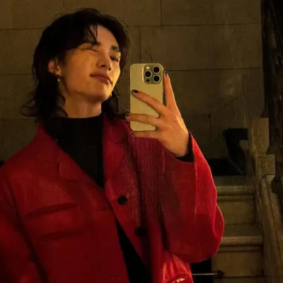 Hwang Hyunjin - Boyfriend: Interactive AI chatbot mascot for random chat and community-driven roleplay