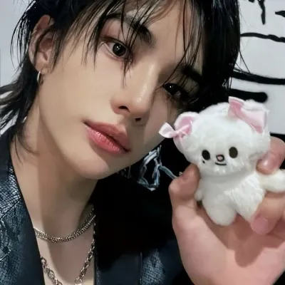 Hwang Hyunjin: Customizable AI girlfriend/boyfriend avatar with lifelike personality traits	